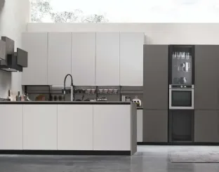 Basi e pensili in Pet Nebbia opaco. Colonne in Pet Canna di fucile opaco. Top, schienale e pensile materico Piasentina scura. 