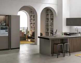 Basi Larice Brown, Piano Slide e pensili Grafite Brown. Colonne attrezzate Pet Grigo Fumo opaco con interno Larice Brown. Top Fenix Grigio Londra.