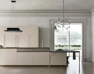 Basi e colonne Pet Beige Seta. Top Piasentina Scura. Dispensa in Fenix Blu Fes, con inserto in Piasentina Scura. Maniglia Godronata e gole finitura Bronzo.