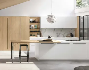 Basi e pensili in Pet Bianco Assoluto opaco. Colonne e piano snack in Rovere Sole. Top HPL Calacatta. Colonne anta vetro cannettato.