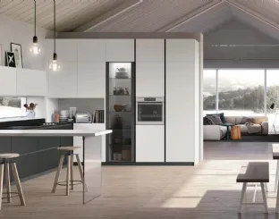 Basi Pet Nero opaco, pensili e colonne Pet Bianco Assoluto opaco.  Top Fenix Nero Ingo. Piano Snack in laminato Calacatta.